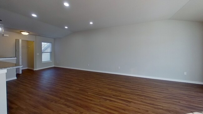 Building Photo - Condo Style Upper 2 Bedroom 1 Bathroom Apartment Available