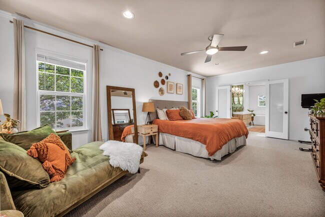 Building Photo - 4203 Duval St