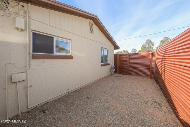 Building Photo - 1654 N Rosemont Blvd
