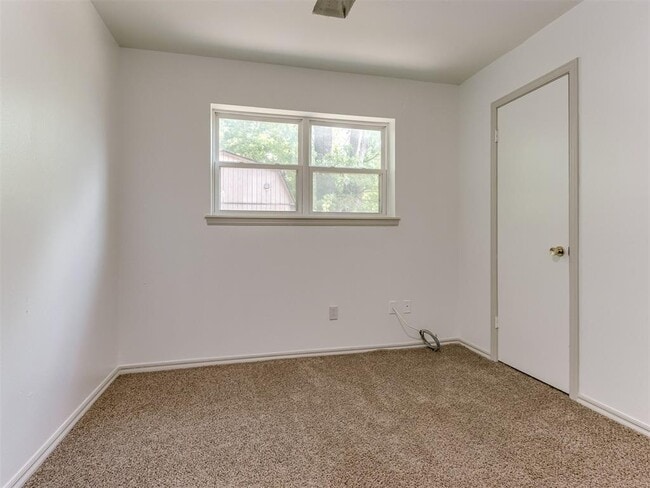 Building Photo - 616 Whispering Oak Rd