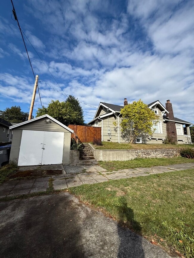 Building Photo - Now Available: Updated Everett 34-Bed, 1.5-Bath with Fenced Yard