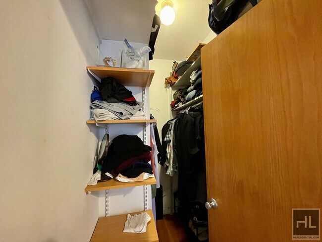 Building Photo - Gorgeous rent stabilized 1 bedroom with ba...
