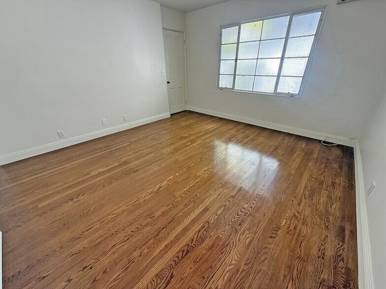 Building Photo - 1221 N Sweetzer Ave