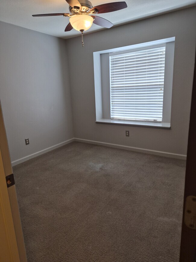 Building Photo - 376 E Sycamore Ave