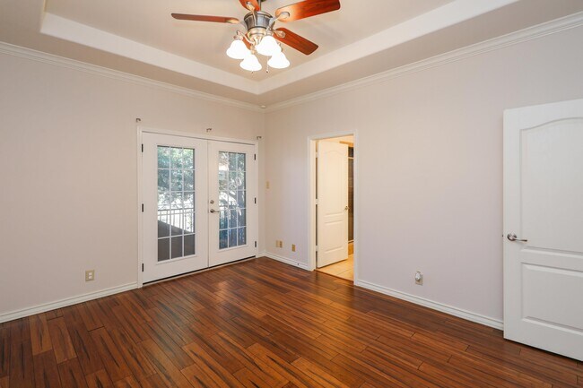 Building Photo - 707 St James Dr