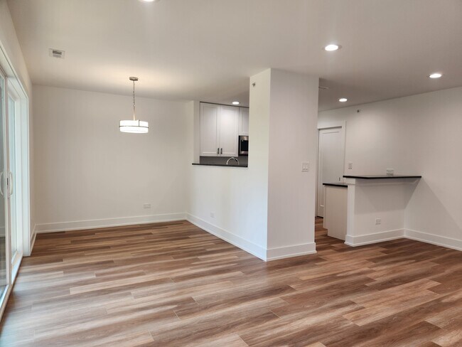 Building Photo - 915 Shorewood