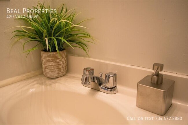 Building Photo - 420 Villa Dr