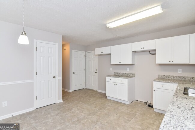 Building Photo - 2935 Emerson Lake Dr