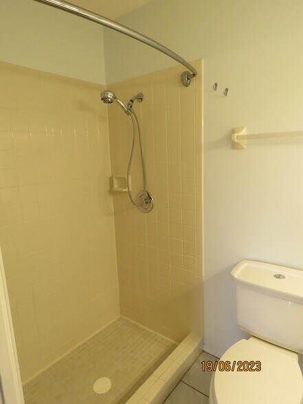 Building Photo - 416 Narvaezi St