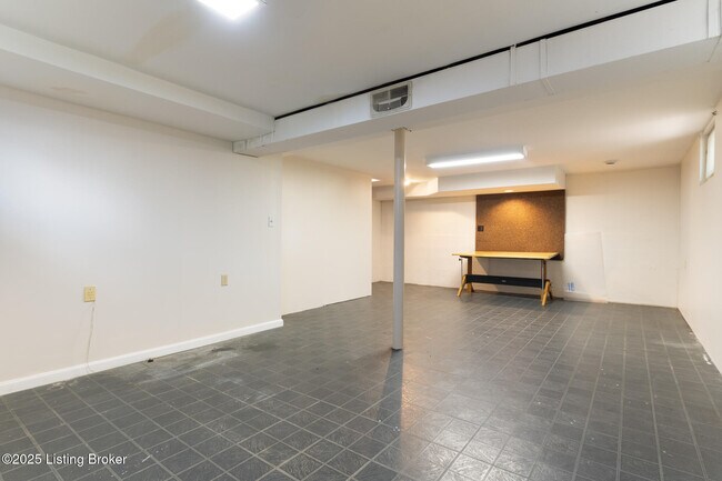 Building Photo - 810 Beechwood Rd
