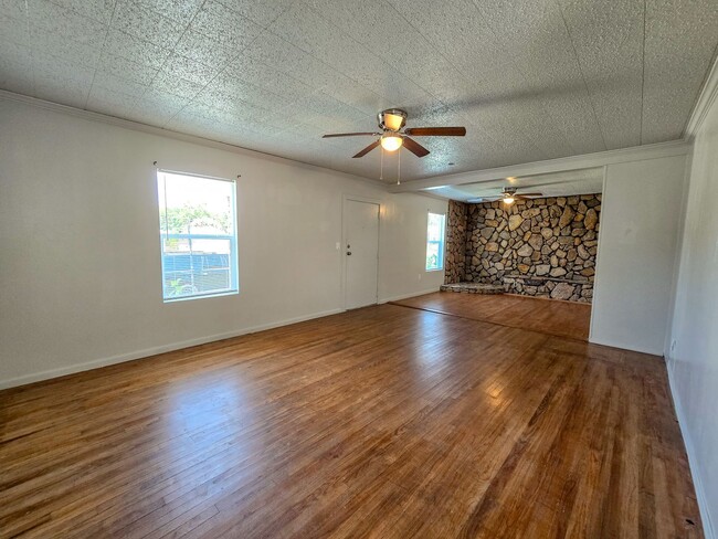 Building Photo - Cute 2 bedroom & 1 bath Home in Shawnee!