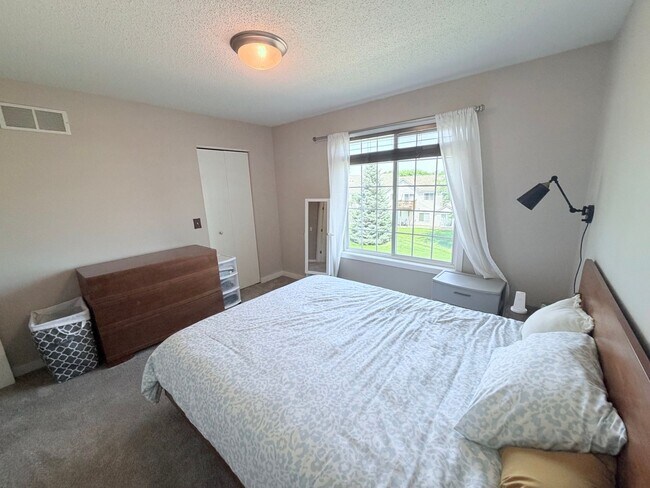 Building Photo - Modern 2-Bedroom Townhome in Apple Valley with Private Patio!!