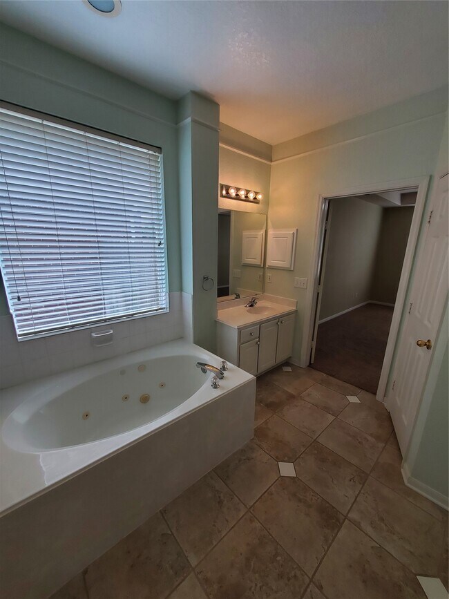 Building Photo - 2715 Falling Forest Ct