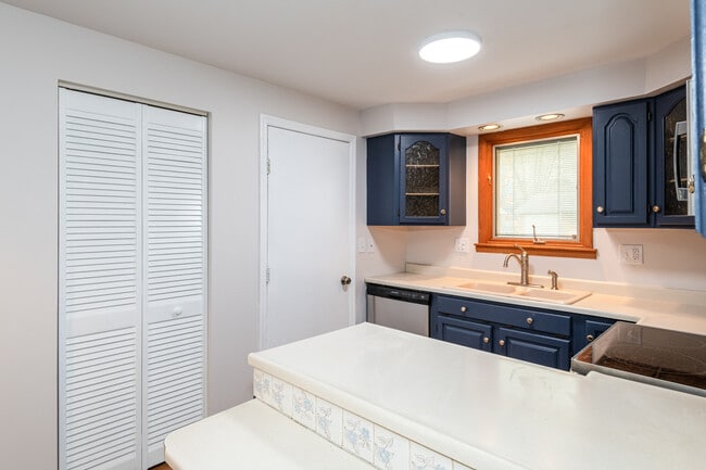 Building Photo - 6757 Summerdale Dr