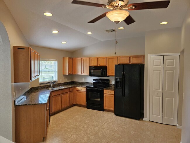 Building Photo - Annual Rental - Lovely 3 Bedroom 2 Bathroo...