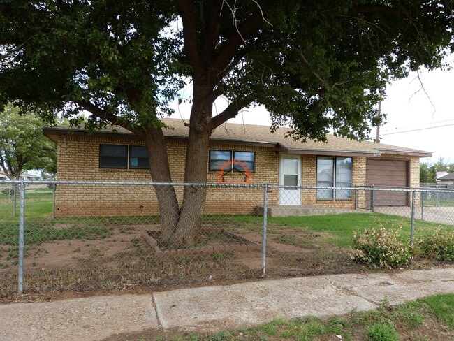 Primary Photo - Cute 3 bedroom home with a 1 car garage.