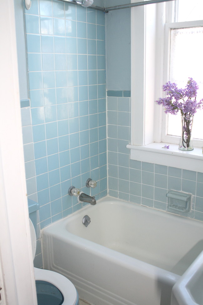 Cool Blue Tiled bath - 118 Delaware Rd