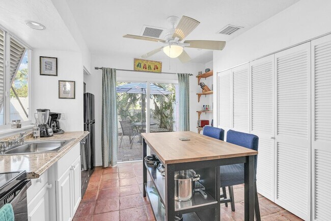 Building Photo - 3218 Palm Dr