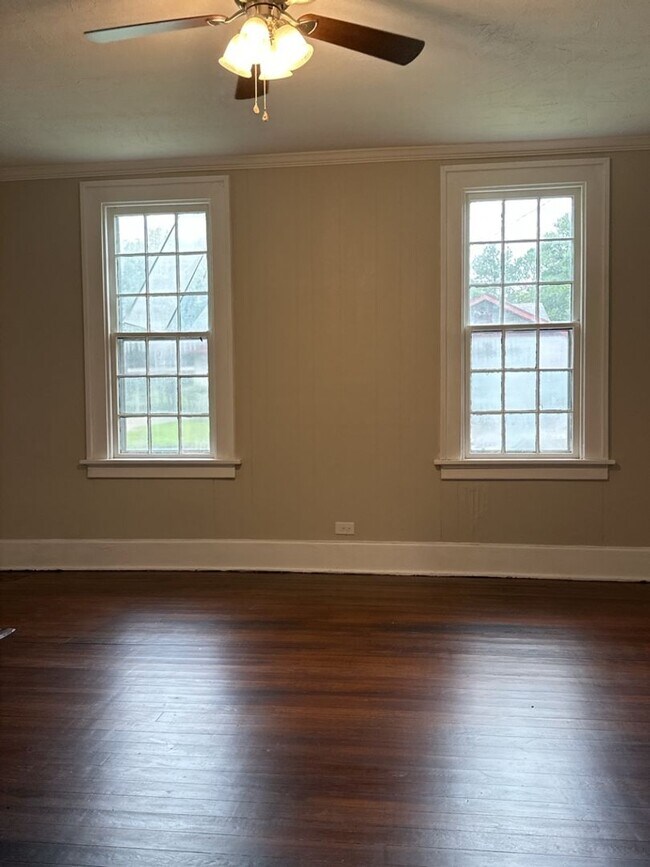 Building Photo - Charming 2-bedroom, 1-bathroom home