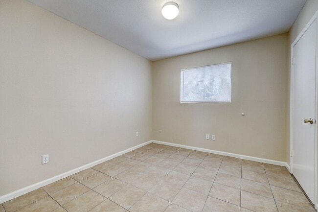 Building Photo - Spring Branch Townhome