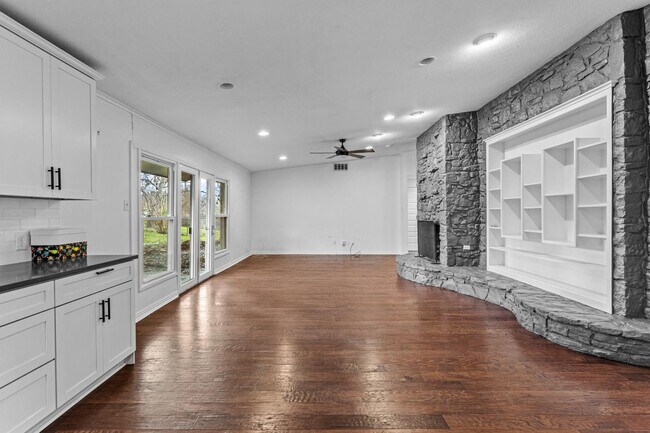 Building Photo - 6333 Halifax Rd