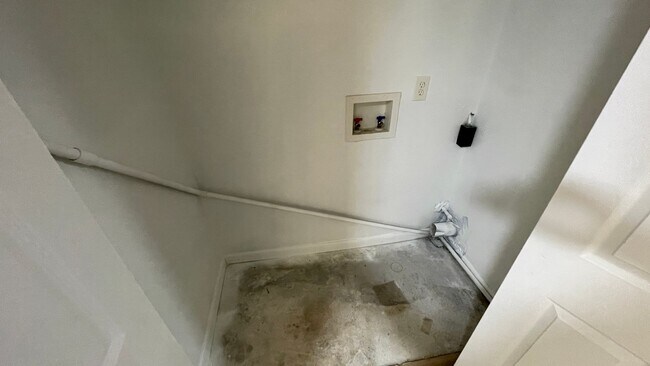 Building Photo - 3 Bedrooms • 2 Bathrooms • $1,275/mo