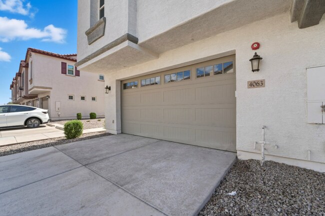 Building Photo - Like Brand New Luxurious Modern 3 Bedroom 2 Bath Townhome in Warner Meadow – Rare Rental Opportun...