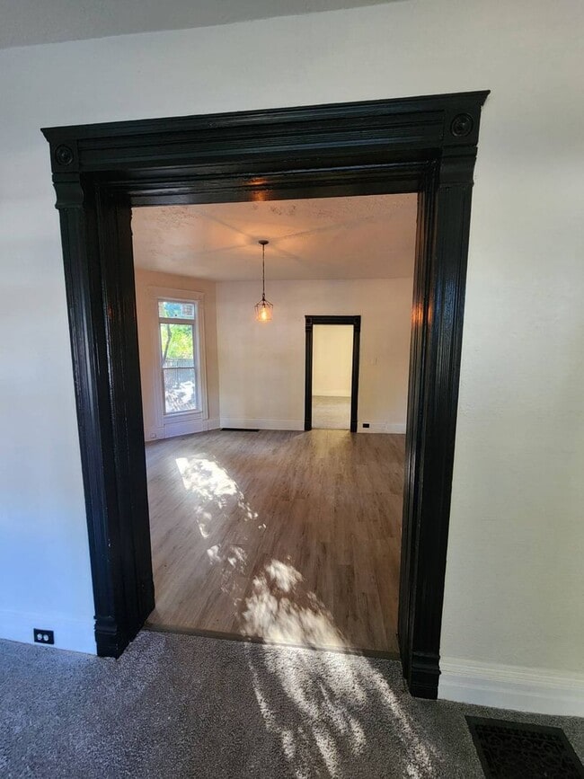 Building Photo - 2186 E 89th St