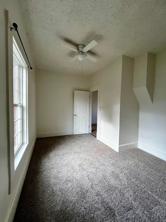 Building Photo - Non refundable and security deposit total:...