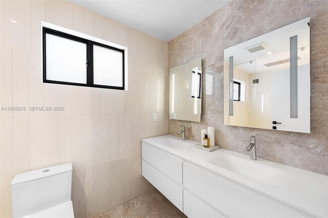 Building Photo - 120 NE 49th St