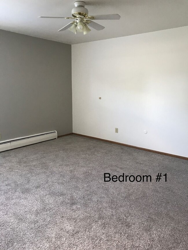 Building Photo - 2 Bedroom Lower with Heat & Water Included in Neenah