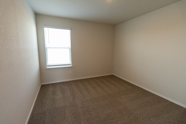 Building Photo - Like New Home, Tons of Space!!!