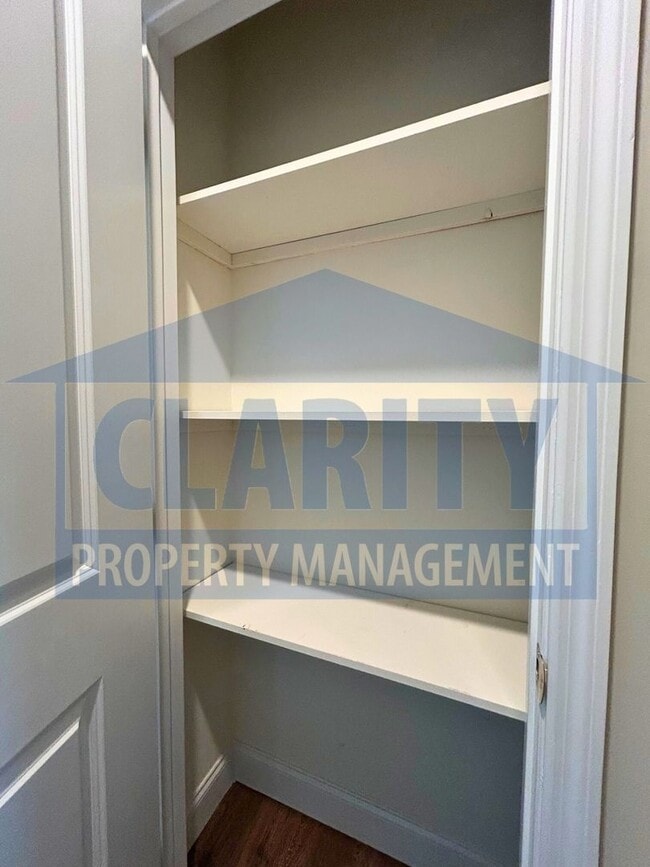 Building Photo - Two bedroom Townhome!