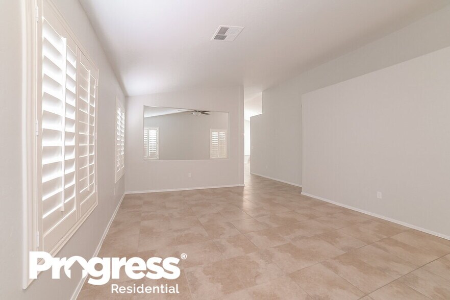 Building Photo - 323 N Ocean Dr