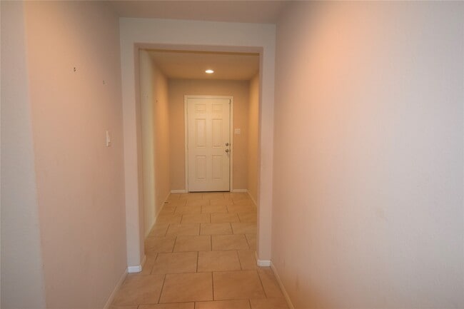 Building Photo - 3042 Village Creek Dr