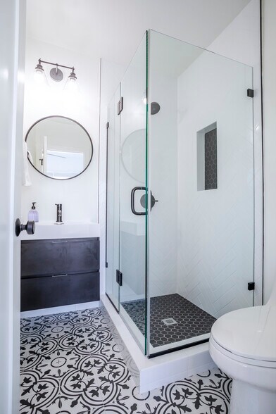 En suite bath for each room - 331 N Alexandria Ave