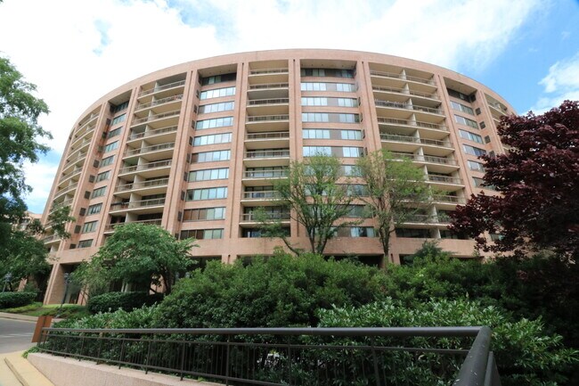 Building Photo - 1805 Crystal Dr