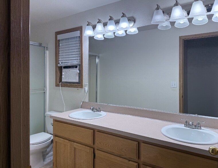 Building Photo - 109 Wilshire Way