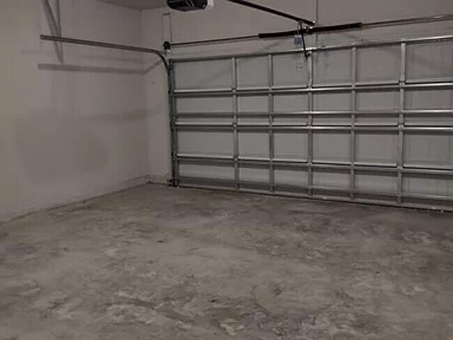 Building Photo - Preleasing Special $250 off first month!