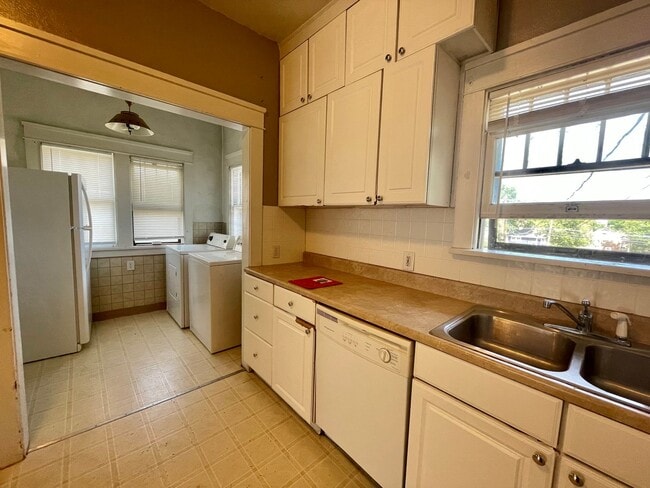 Building Photo - 4 Bed standalone AVAILABLE NOW! Half off A...