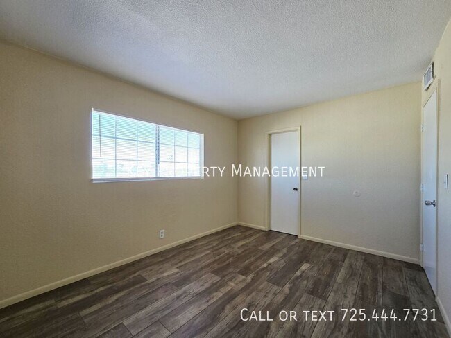 Building Photo - 2 BED, 1 BATH APARTMENT WITH OPEN FLOOR PLAN