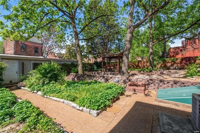 Building Photo - Lease this 2.5 story home in Historic Soulard