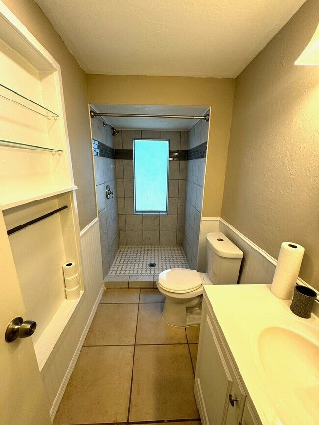 Building Photo - Spacious 2-Bed/2-Bath + Bonus Room Home fo...