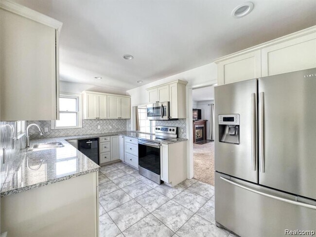 Building Photo - 806 N Altadena Ave