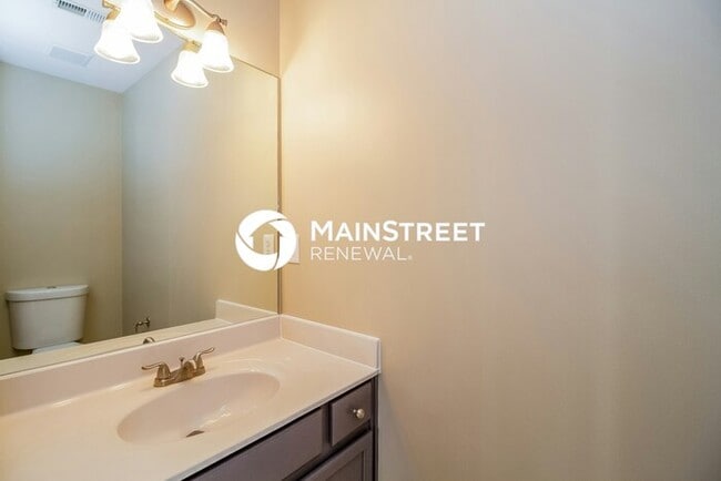 Building Photo - 4 Bedroom Pet-Friendly Home in Louisville, KY with Main Street Renewal