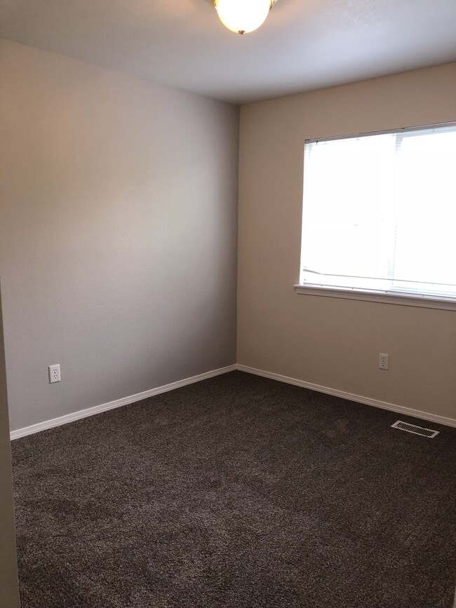 Building Photo - 3 Bed/2 bath...Newer Carpet and Flooring.....
