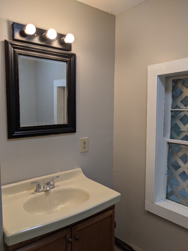 Building Photo - Adorable, Affordable, Available!! Complete Reno!!