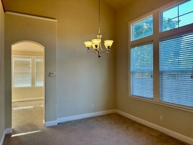 Building Photo - Beautiful Newer Home, Very Clean- Move In ...