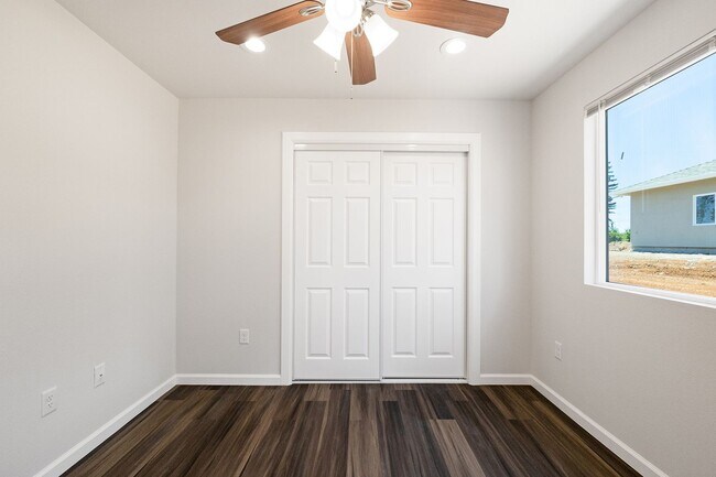 Building Photo - Paradise- 2 bed 2 bath +Bonus room, No Pets, Garage, fenced yard, RV parking