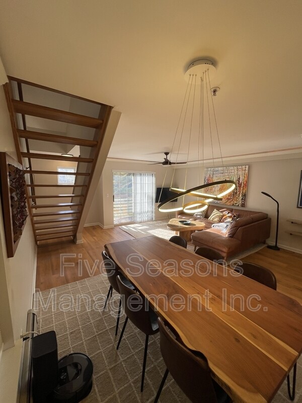 Building Photo - 352 Hildred Dr